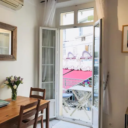 Balcony In Heart Of Pedestrian Centre Of Old 昂蒂布